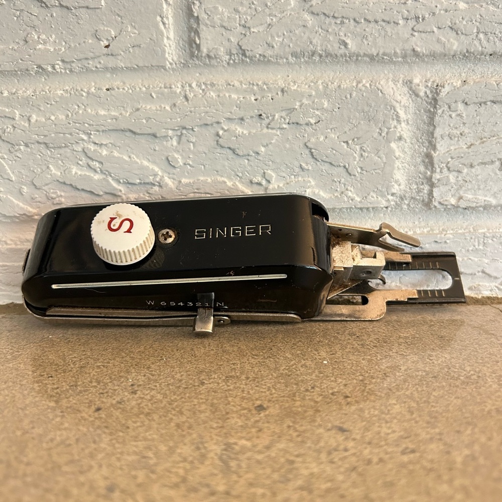 Vintage singer buttonholer